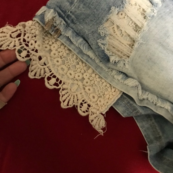 Belted short jean shorts with crochet embellished - Picture 2 of 10